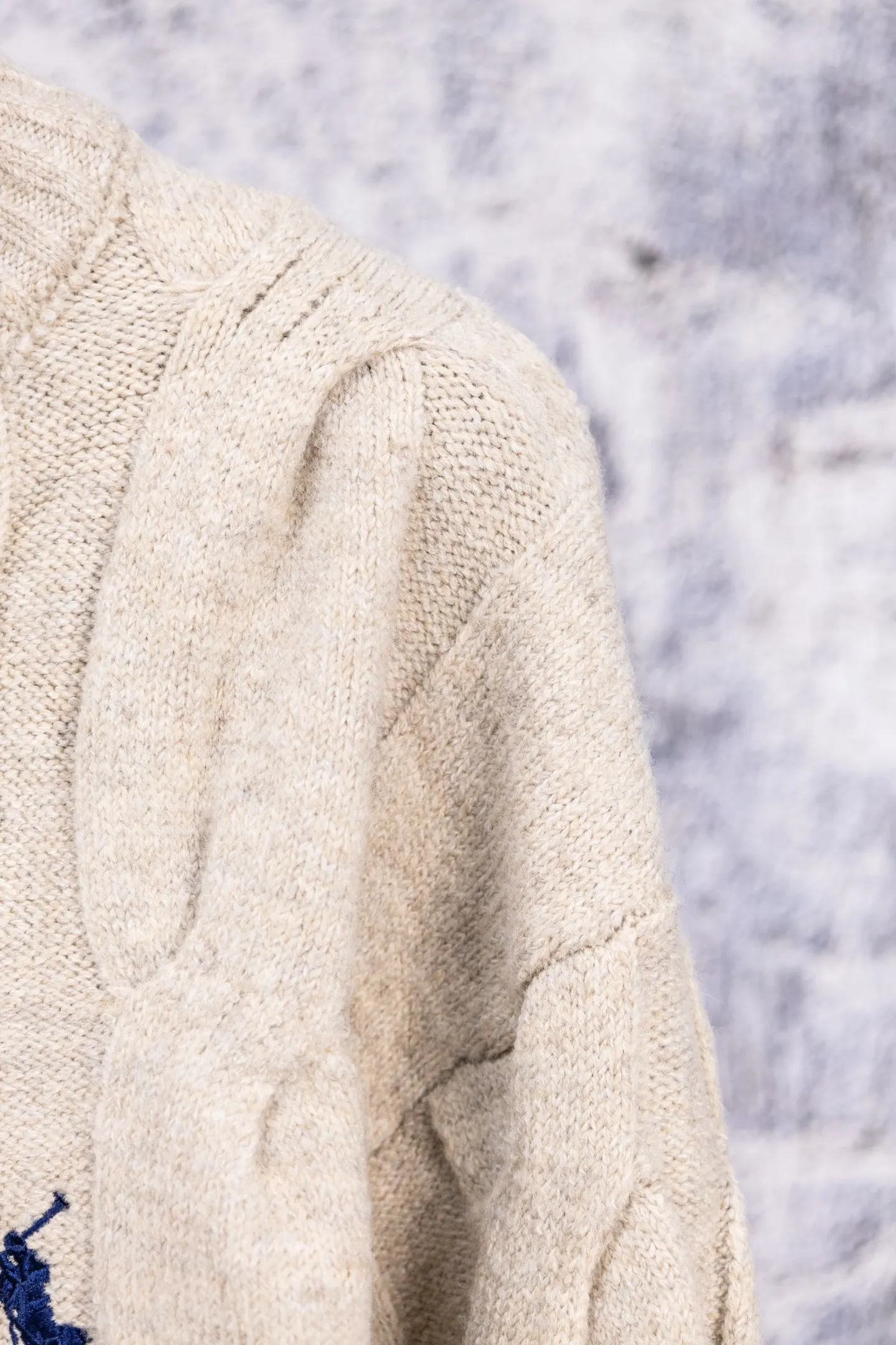 P190 Ralph Lauren 2026 new blended twist craft autumn and winter high-quality double zipper stand collar knitted cardigan jacket. Its design is really amazing. The blended twist craft makes it full of texture. The double zipper stand collar design is not only warm but also super stylish. Wearing it instantly enhances your temperament. Whether it is paired with a dress or jeans, it can be easily worn, showing a high-end feel in autumn and winter. The colors are also super nice, and each one is super elegant. Wearing them while walking on the street will turn heads 100% of the time. 🎺 This autumn and winter, buy yourself a warm and fashionable jacket, so that you can look beautiful in the cold weather. Size: S M L Color: Beige Black Gray
